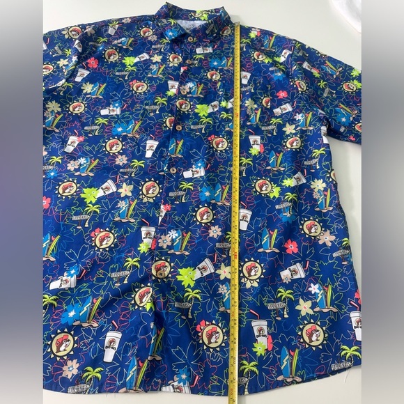 Buc-ee's Men's Button-Up Tropical Beaver Print Shirt - Picture 7 of 9